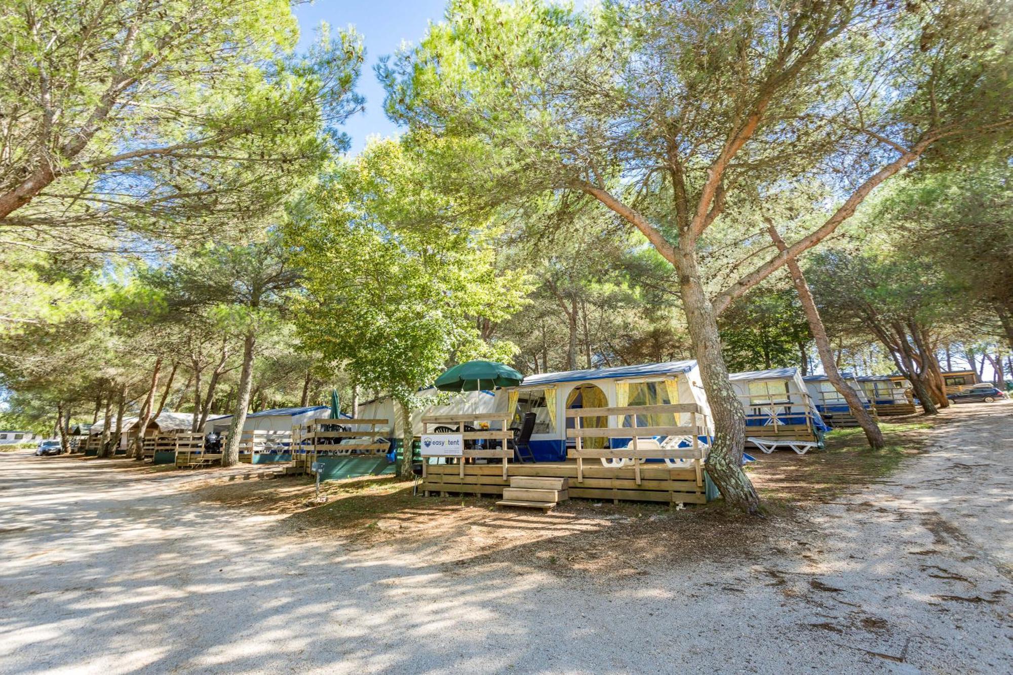 Easyatent Bungalow Tent Lanterna Červar-Porat Quarto foto
