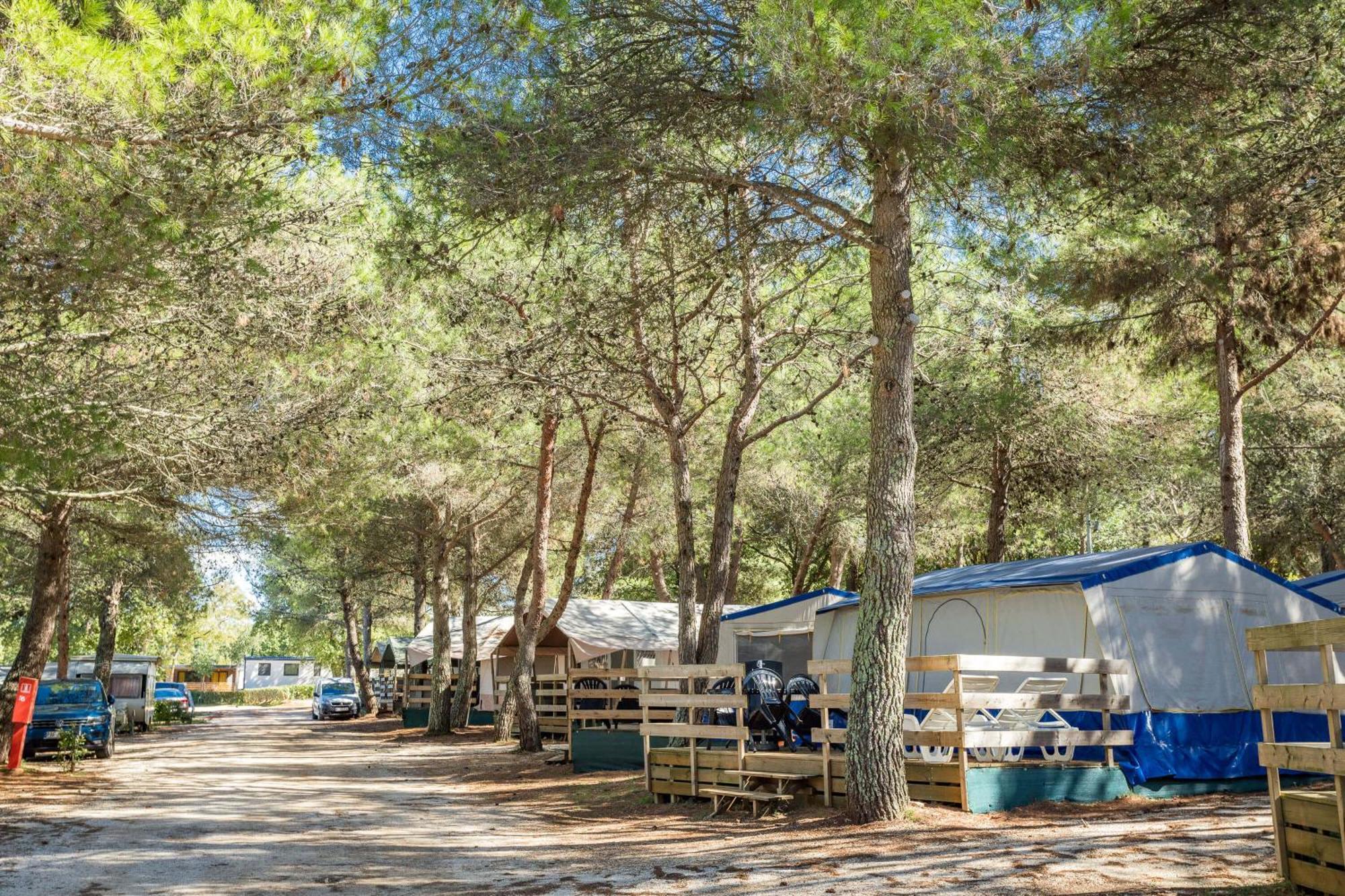 Easyatent Bungalow Tent Lanterna Červar-Porat Quarto foto
